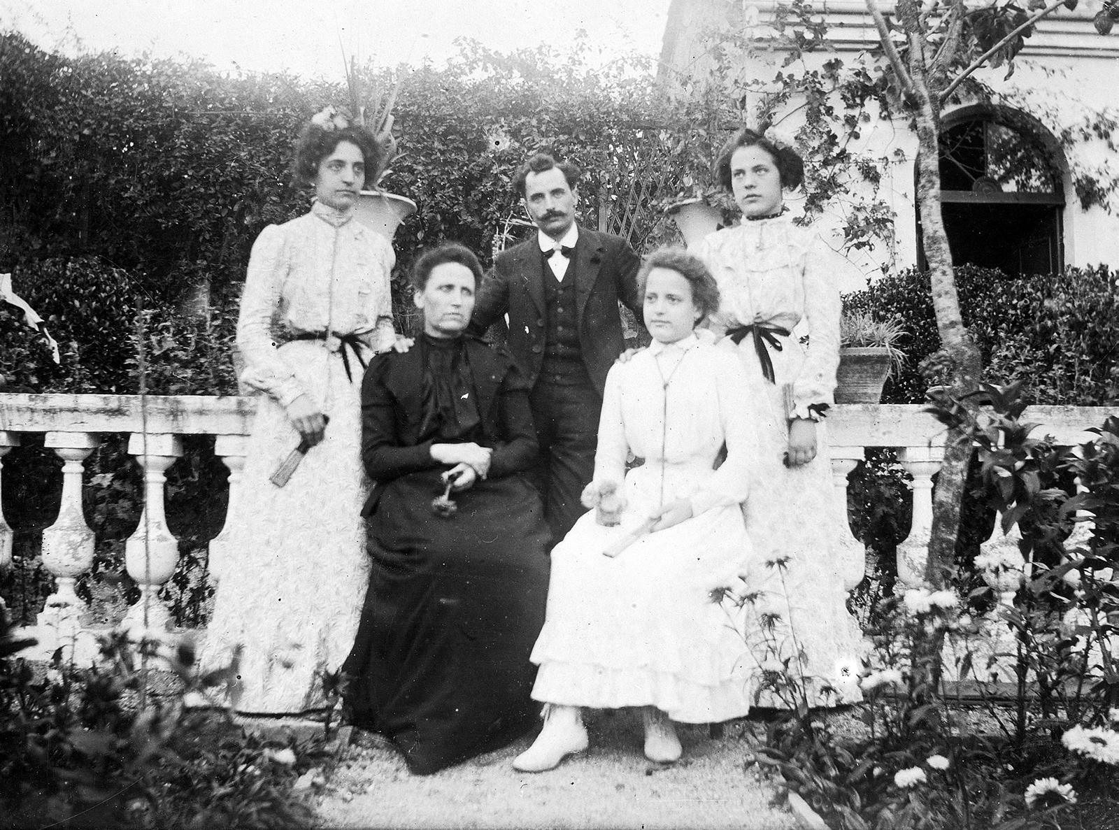 Desconegut, [Family Portrait]