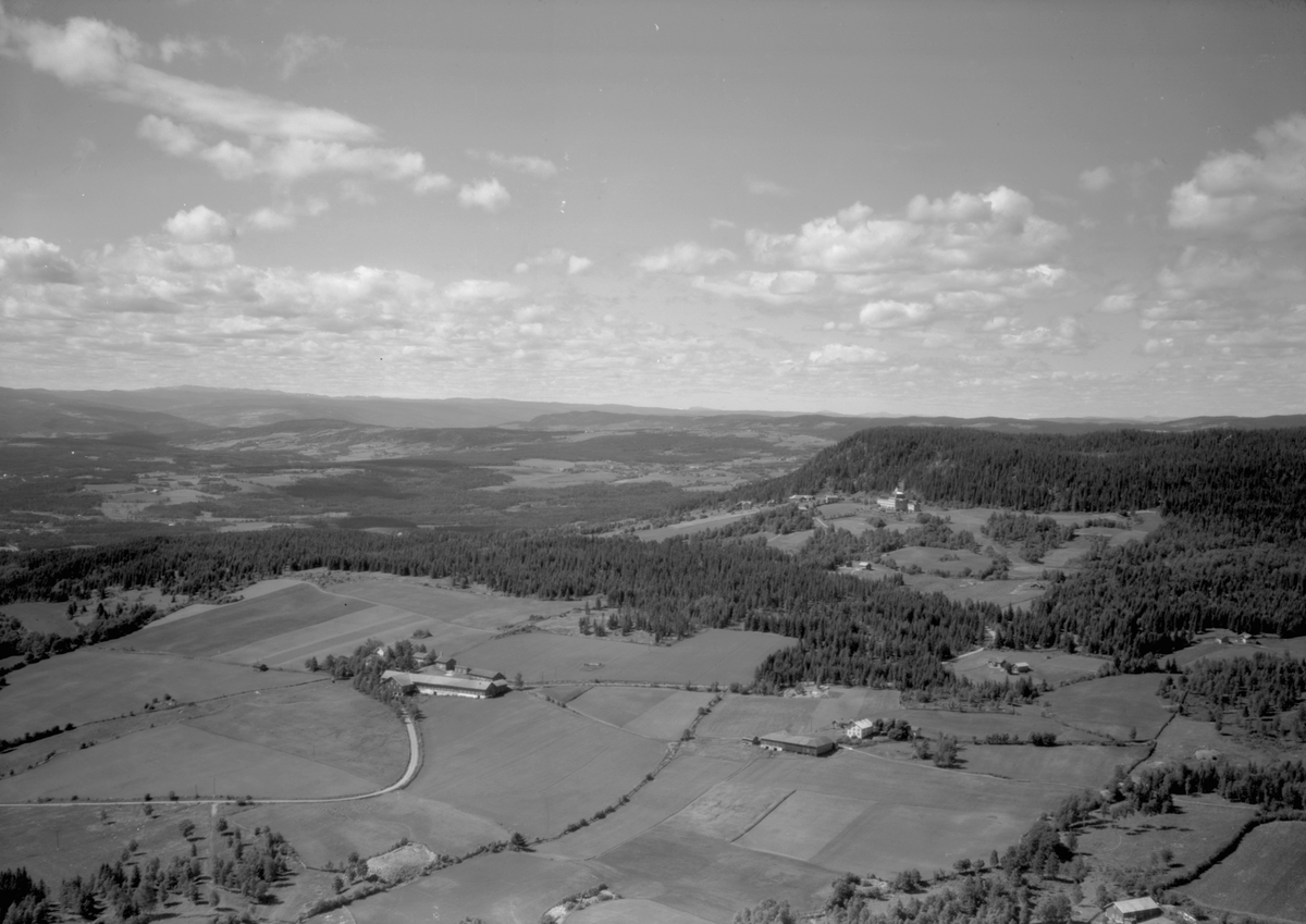 Widerøes Flyveselskap A/S, Flyfoto av Høsbjør turisthotell, Skjellungberg og Lundby gard i forgrunnen.