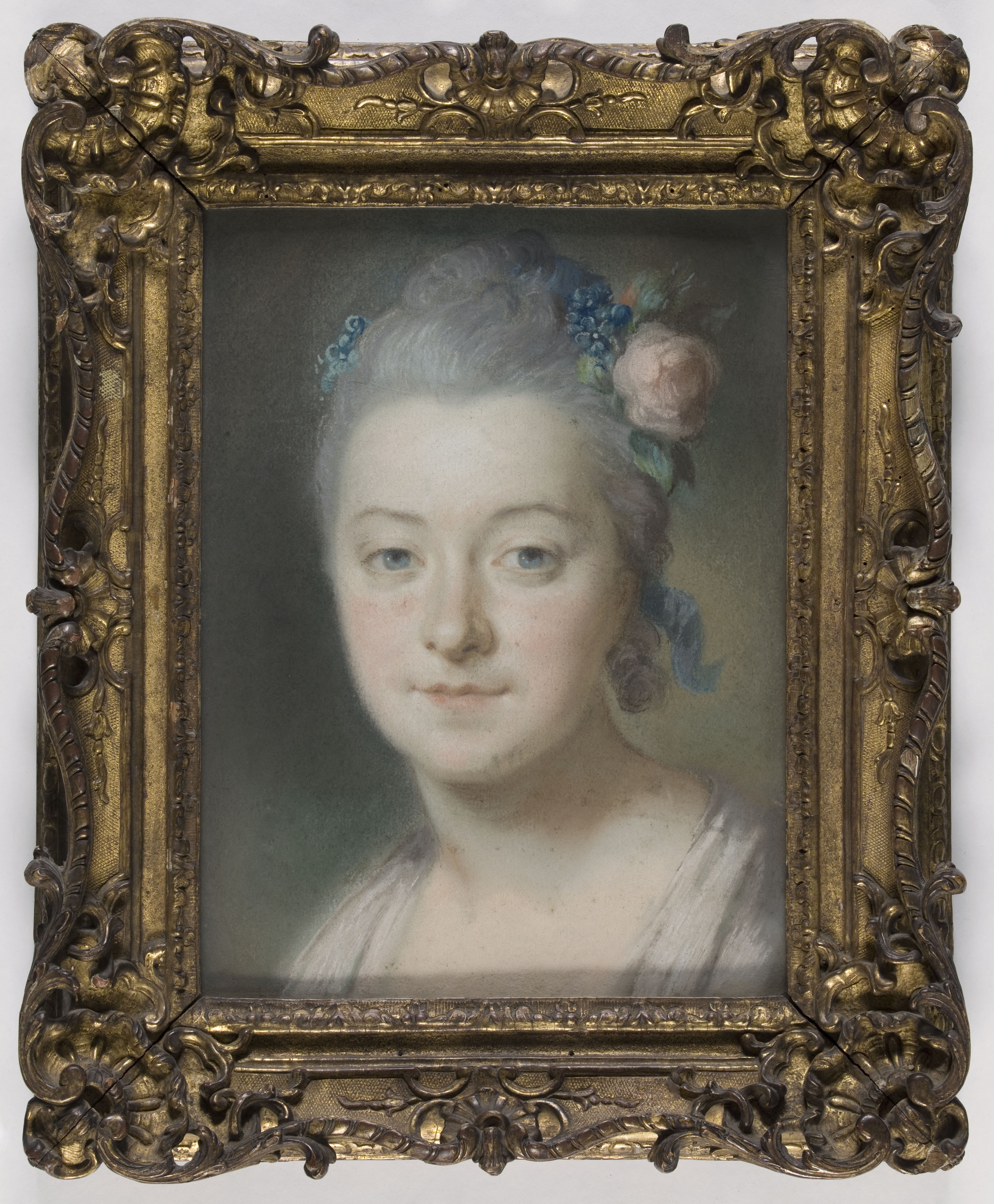 Anonyme, Portrait de jeune femme de face, une rose dans les cheveux