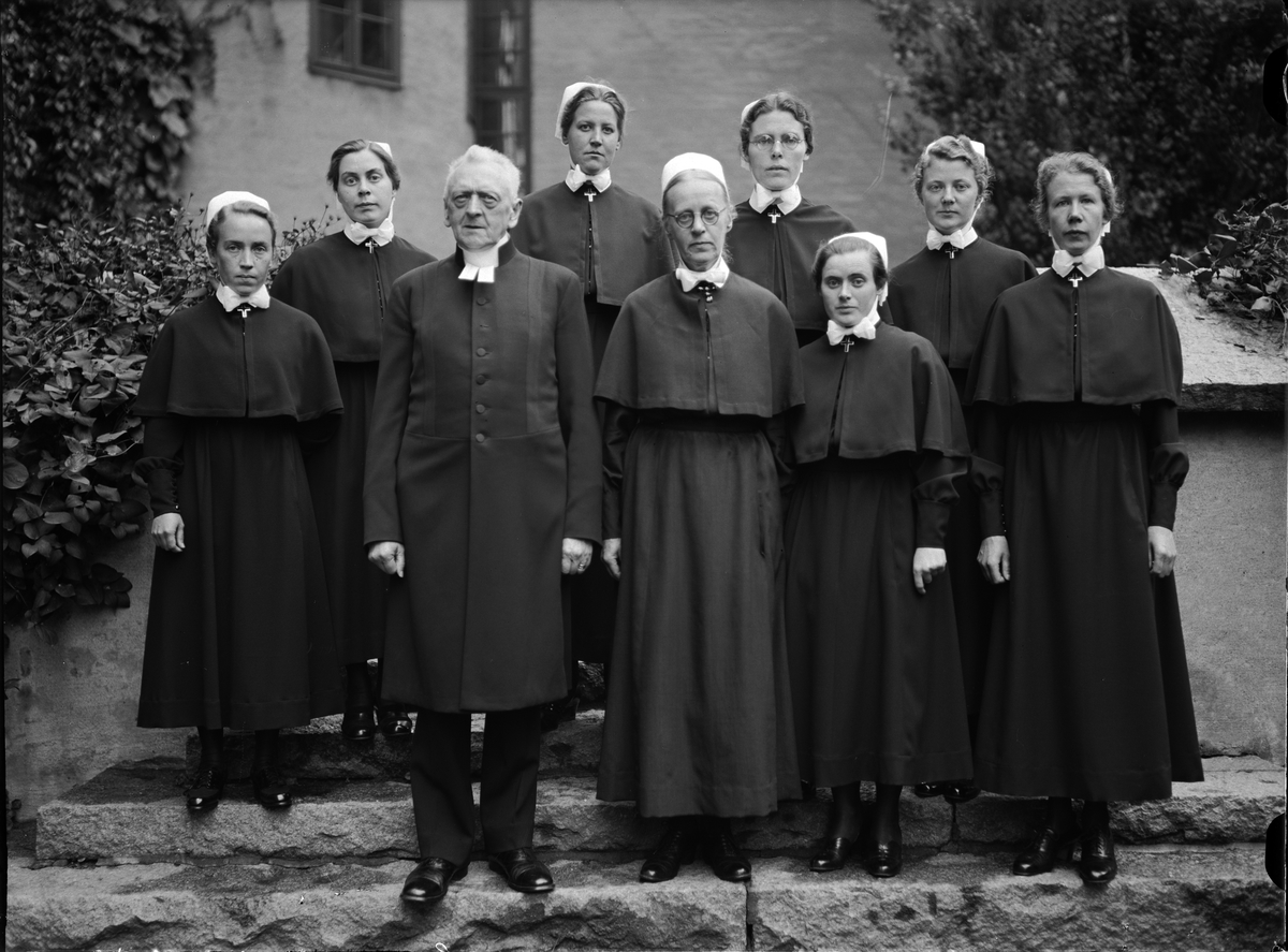 Paul Sandberg, The Head of the Samarite Home Otto Centervall and the Proprietor Ebba Tholander in the Circuit of Newly Consecrated Diaconissors