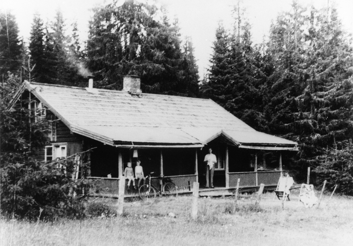 Anno Domkirkeodden, EKSTERIØR: HYTTE, ØYA I VANG ALLMENNING, FOLK FORAN, HYTTA BLE BRENT AV TYSKERNE OKTOBER 1944, KRIGEN.