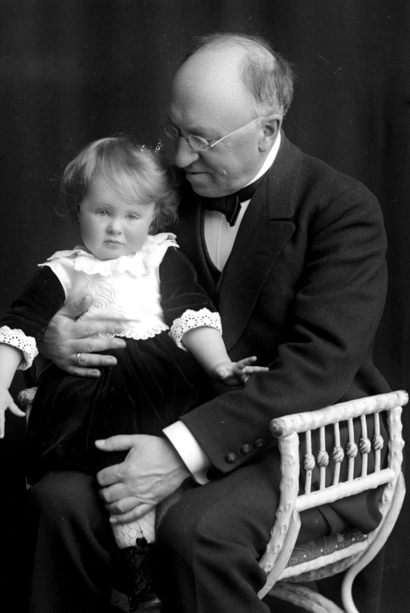 Christian Grundseth, BRUN BISKOP, GR: 2, MANN + BARN, 19100