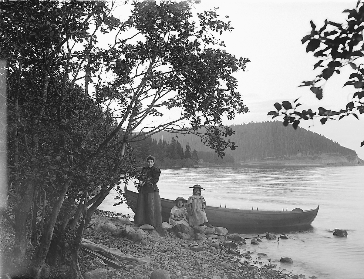 Martin Finborud, JESSNES i Ringsaker. KVINNE MED TO BARN. ROBÅT VED MJØSA. FURUBERGET I BAKGR.