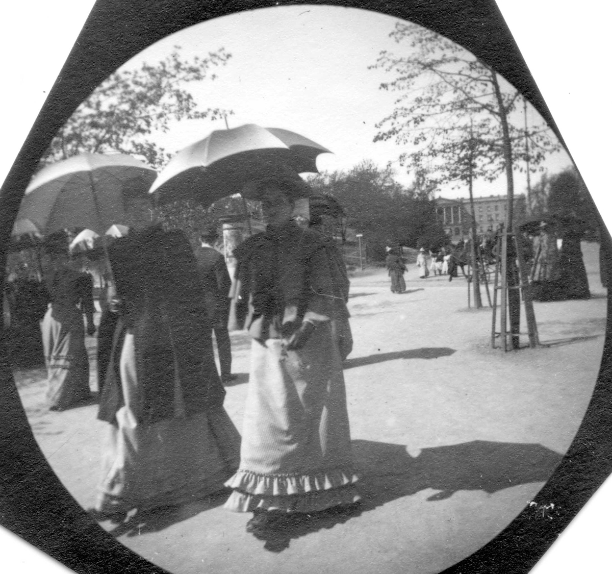 Fredrik Carl Mülertz Størmer, Frk. Krohn fra Bergen spaserer langs Karl Johans gate, Oslo, sammen med en annen kvinne. Slottet skimtes.