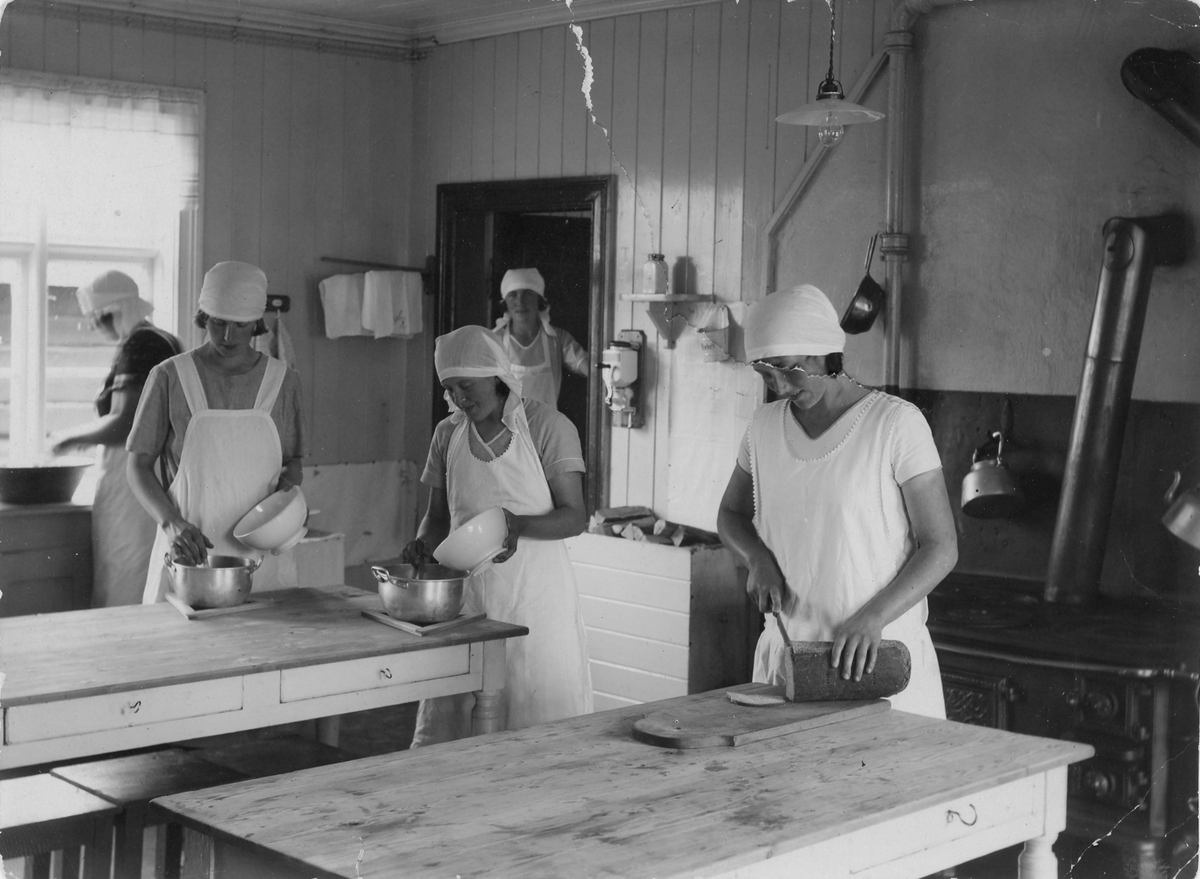 Ukjent, Nord-Østerdal Husmorskole. Elever i arbeid
