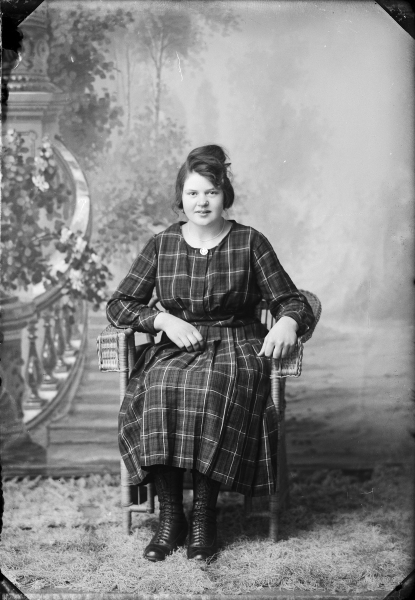 Skötsner-Edhlund, Ateljé Portrait - Esther Ljung from Östhammar, Uppland 1924
