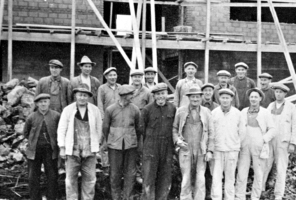 Anno Domkirkeodden, GRUPPE, 18 ARBEIDERE, FORAN "BORG", STORHAMARGT. 1261. Aksel Arntsen. 2. Gudbrand Kristiansen, 5. Kristoffer Halvorsen6. Kristian Sandlie, 7. Løvmo, 8. Kristian Fjeldhaug, 9. Ole Johansen, 11. Anton Sund, 12 Oskar Suttenberg, 14 GunnarLund, 18. G. Nøttestad.