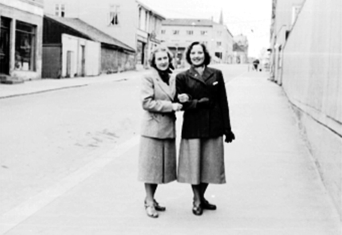 Anno Domkirkeodden, OLIV JENSEN MED VENNINNE I GRØNNEGATA, FEMTITALLS KLÆR