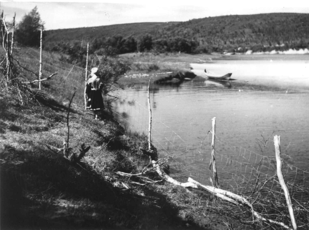 Virginia Raymond Davidson, Oversiktbilde over Karasjok kirkested, parti fra elven, 1959.