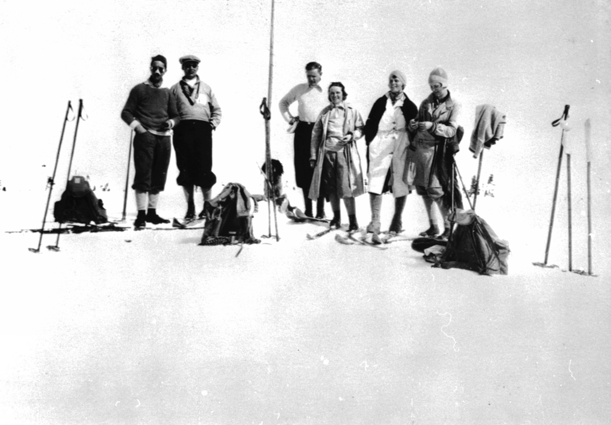Anno Domkirkeodden, Påskeferie på Bjønnåsen, Seks på ski. Løken, Thune Ellefsen, Bjørnerud.