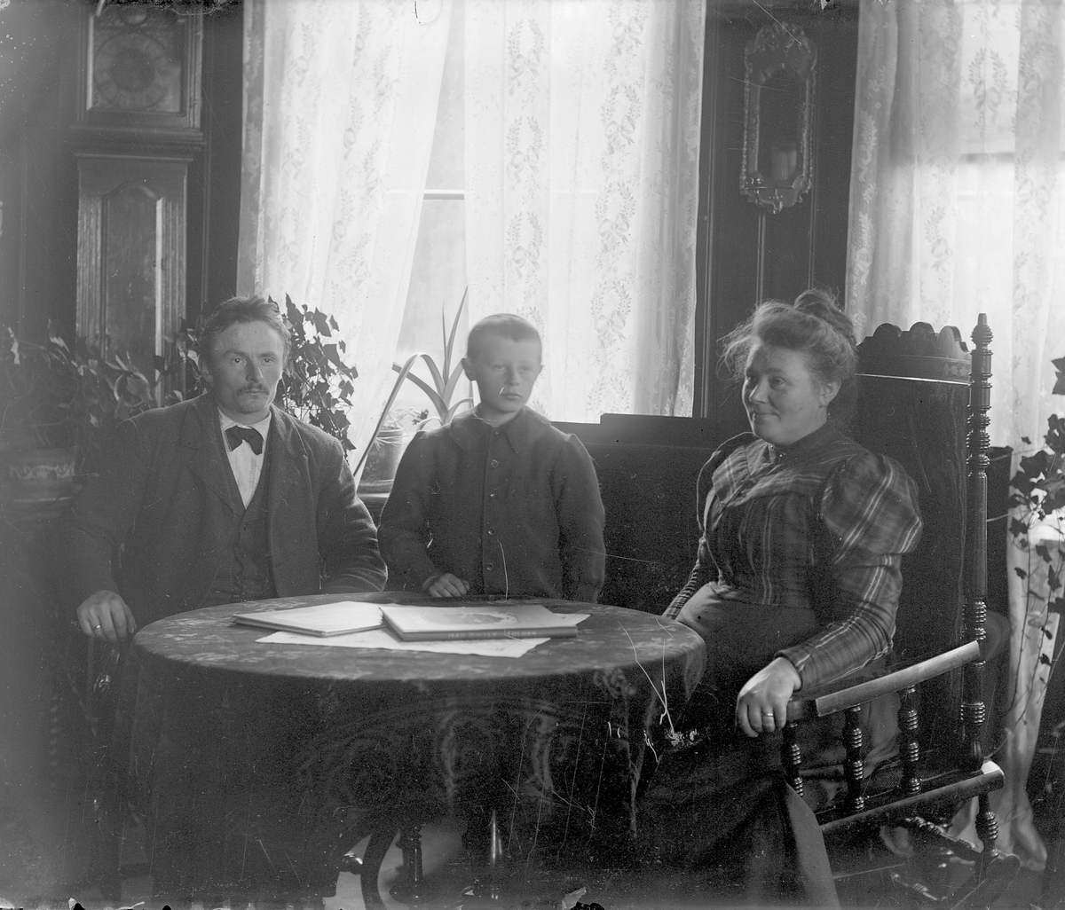 Peder J. Bredalslien, personer, stue, møbler,