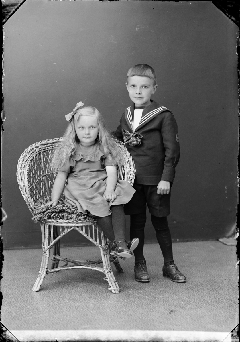 Skötsner-Edhlund, Barnporträtt - en flicka och en pojke, Östhammar, Uppland