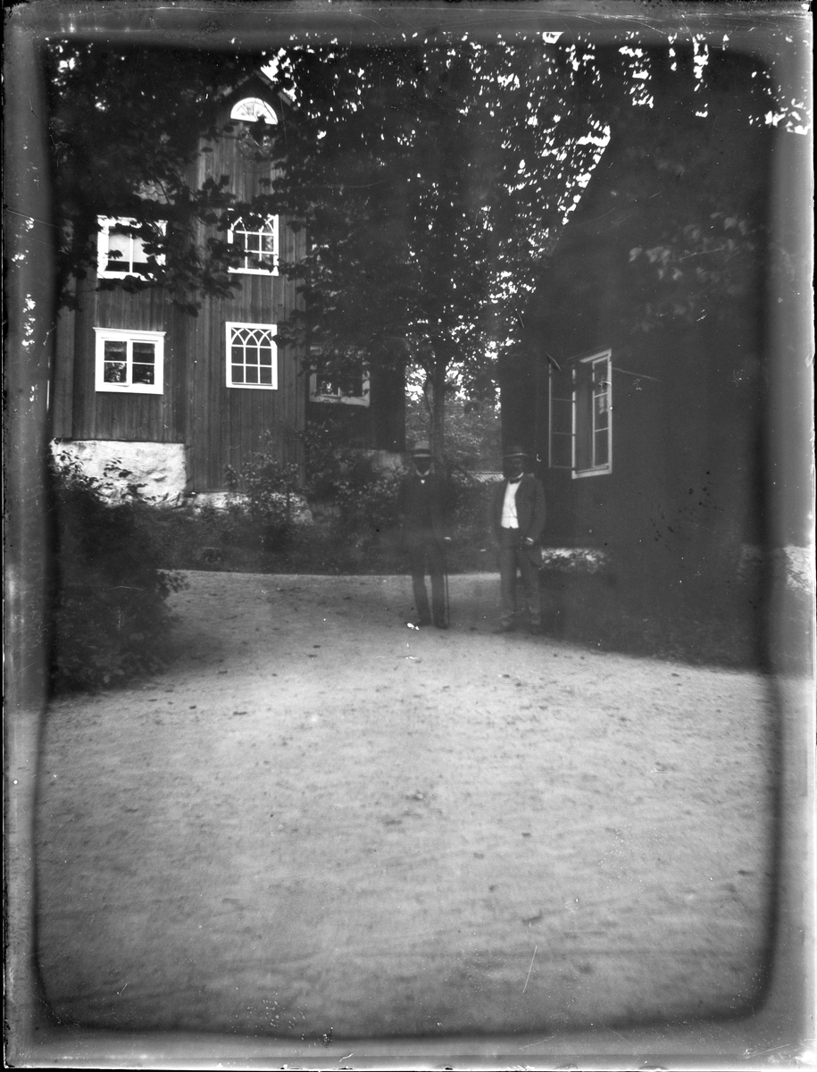 Okänd,, Två män på grusgången vid byggnad, Sätra brunn, Sala