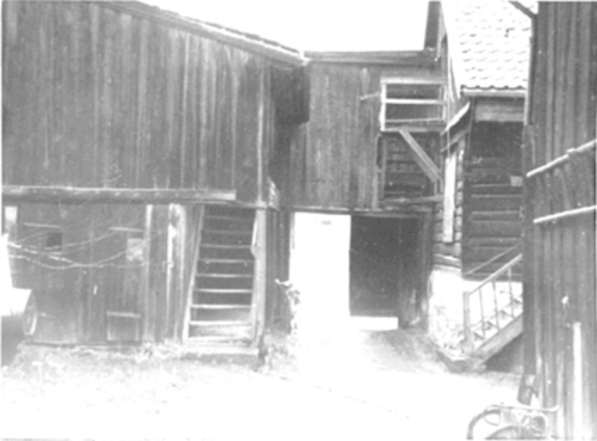 Anno Domkirkeodden, EKSTERIØR GÅRDSROM, PORT, TRAPPER, SYKLER, STORHAMARGATA 2
