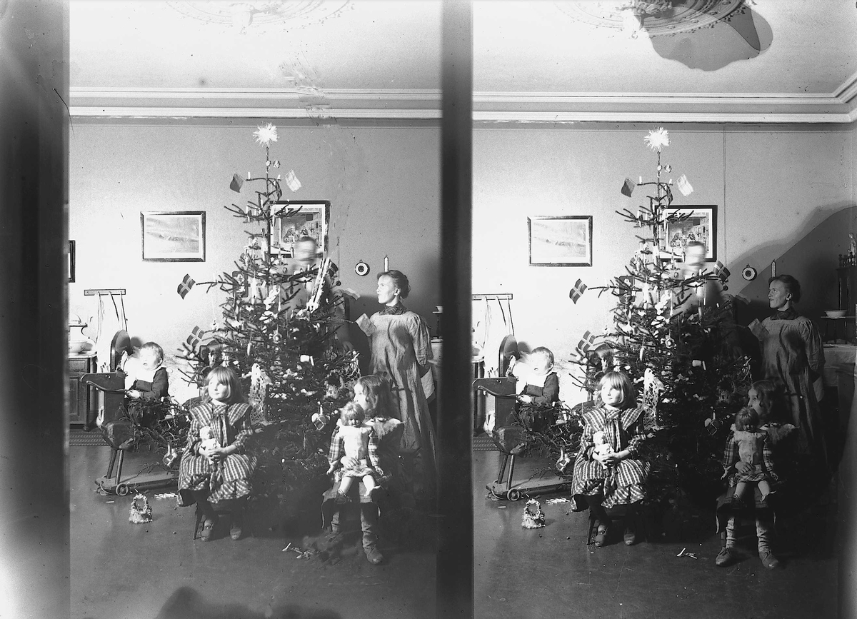 Axel Quinsgaard Wiborg, Julefeiring, familien Q. Wiborg i stue med juletre. Munkedamsveien 3, Oslo, 1901.