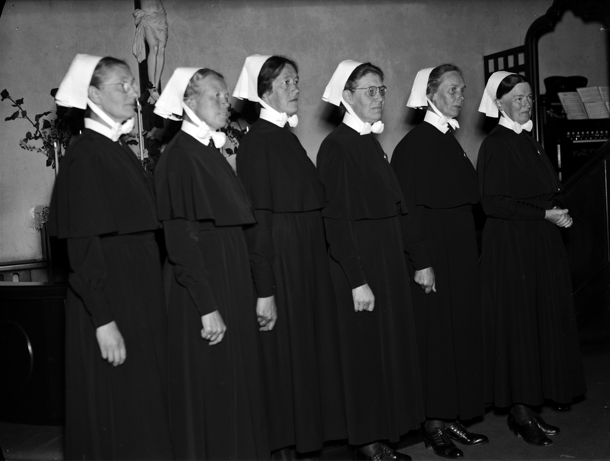 Paul Sandberg, “The 25-year-old sisters” - Anny Persson, Uppsala, Harriet Mattsson, Malmbergen, Ingrid Redin, Hjo, Anna Eriksson, Stockholm, Augusta Eriksson, Gothenburg, and Selma Jönsson, Uppsala