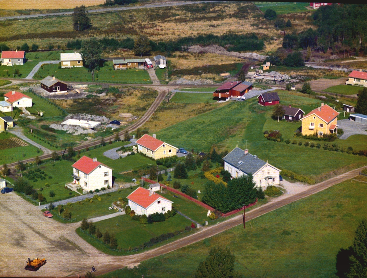 Widerøes Flyveselskap A/S, FLYFOTO MED BLA. TORNÆS OG UKJENT BOLIGBEBYGGELSE I LØTENE, TORGET NEDE T. V. Grinderengsletta 2 og 6 og torget.