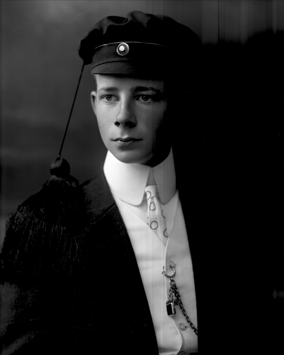 Gustav Borgen, Portrett, mann med studentlue. R. Krægstad.