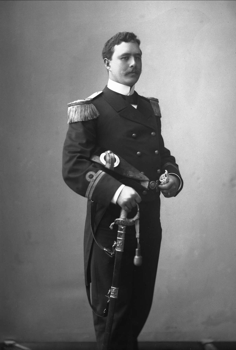 Gustav Borgen, Portrett, mann i marineuniform. Løytnant C. Ludvigsen.