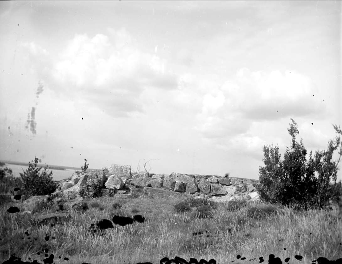 August Fredrik Schagerström, Borgruinen Gröneborg vid Svinnegarnsviken, Vallby socken, Uppland i juni 1921