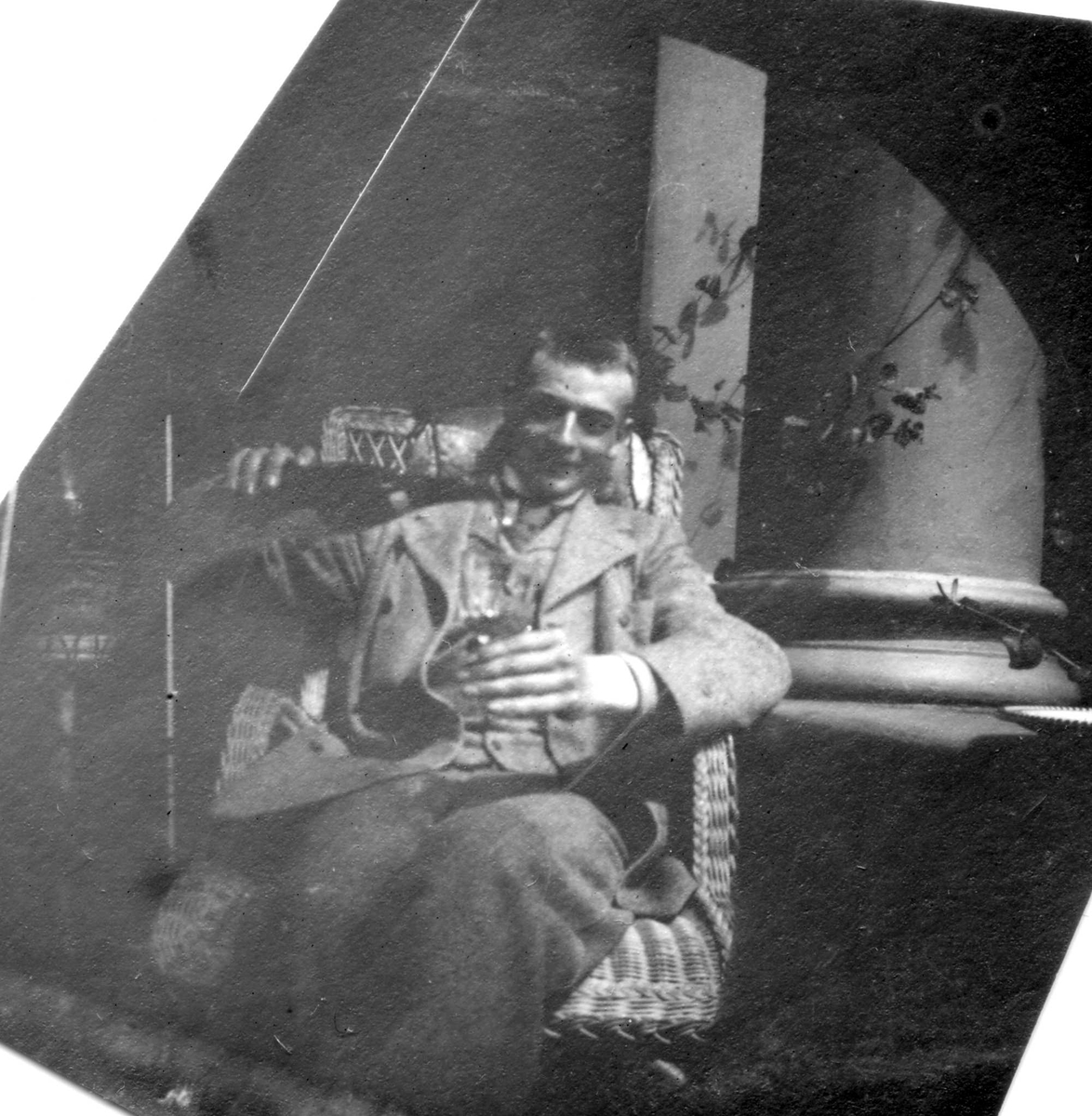 Fredrik Carl Mülertz Størmer, Portrett av Jacob Alver, sittende i kurvstol med glass i hånda.