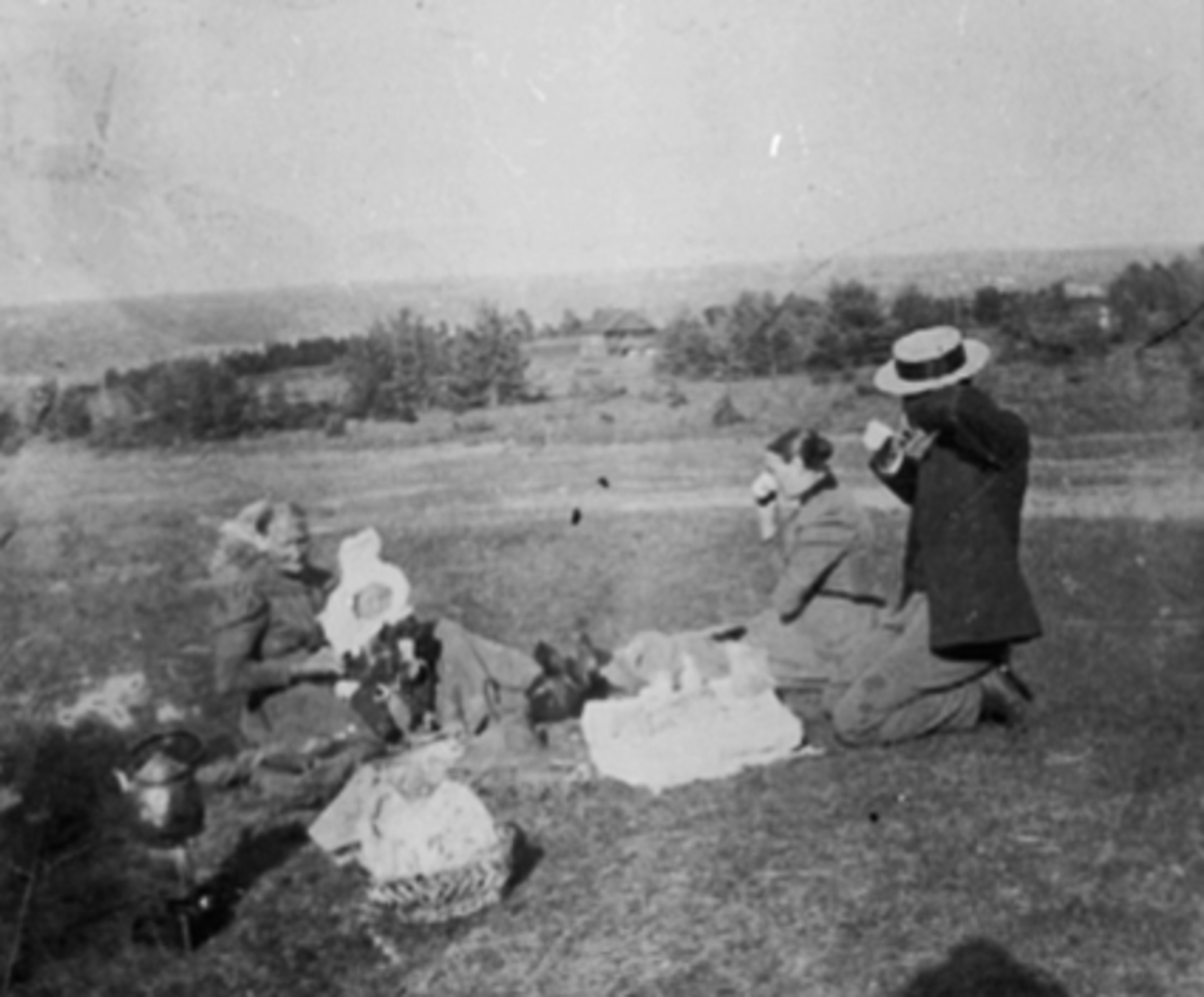 Anno Domkirkeodden, Landtur, Stafsberg, Nistekurv, kaffekjele, familien Knutsen, Sandberg. Fra v. Johanne Knutsen f. 8-9 1837 d. 27-10 1916, Jenny Knutsen, Agnete Sandberg f. 5-10 1845 d. 14-10 1925, Andreas Sandberg. Johanne Knutsen og Agnete Sandberg var Jennys bestemødre.