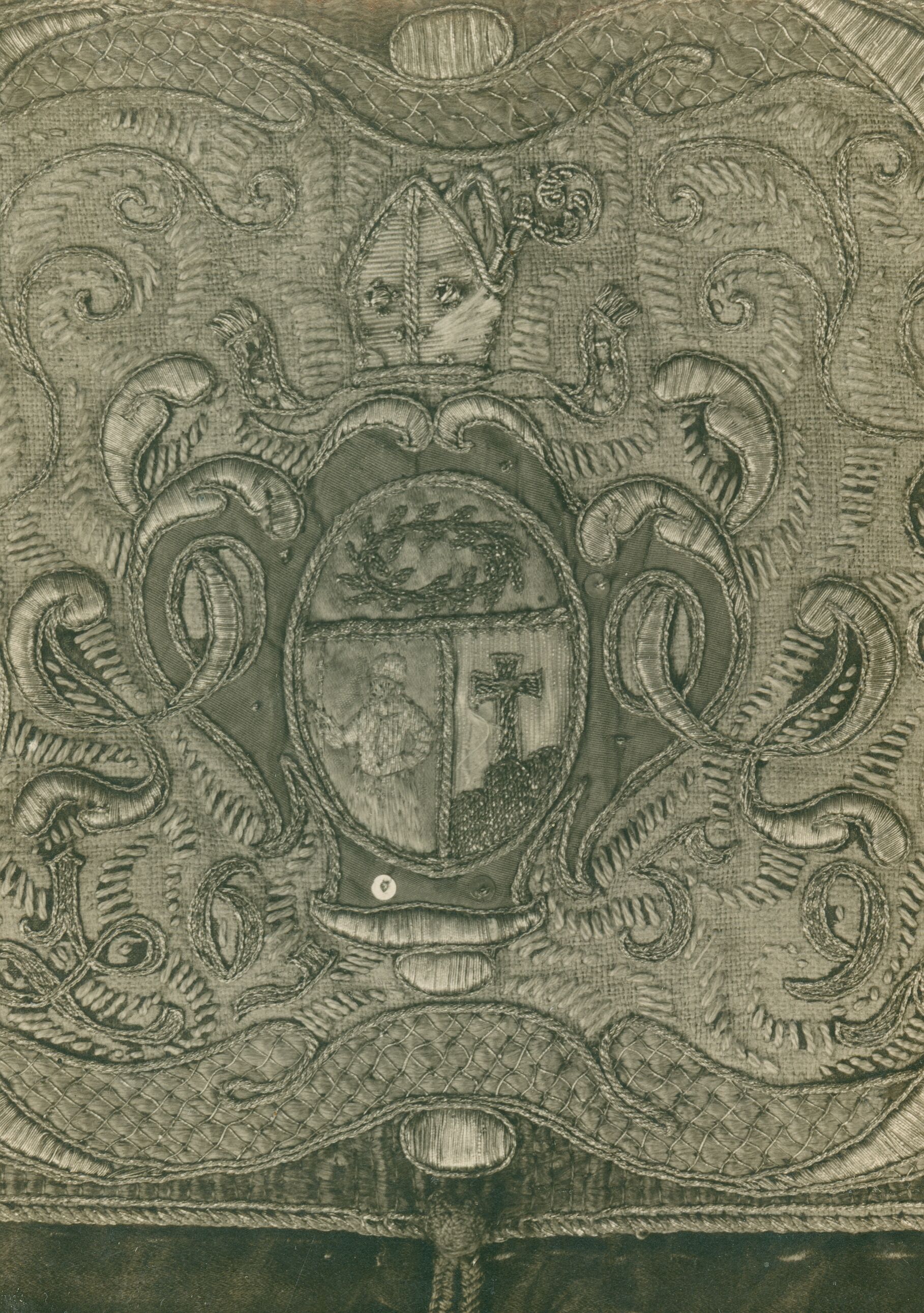 Vladimir Tkalčić, Zagreb - Zagrebačka katedrala - Grb biskupa Petra Petretića s izvezenom godinom 1659. - detalj s pluvijala
