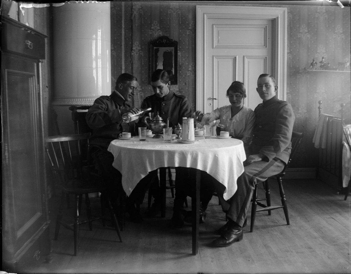 Skötsner-Edhlund, Män i uniform vid kaffebordet, Sverige
