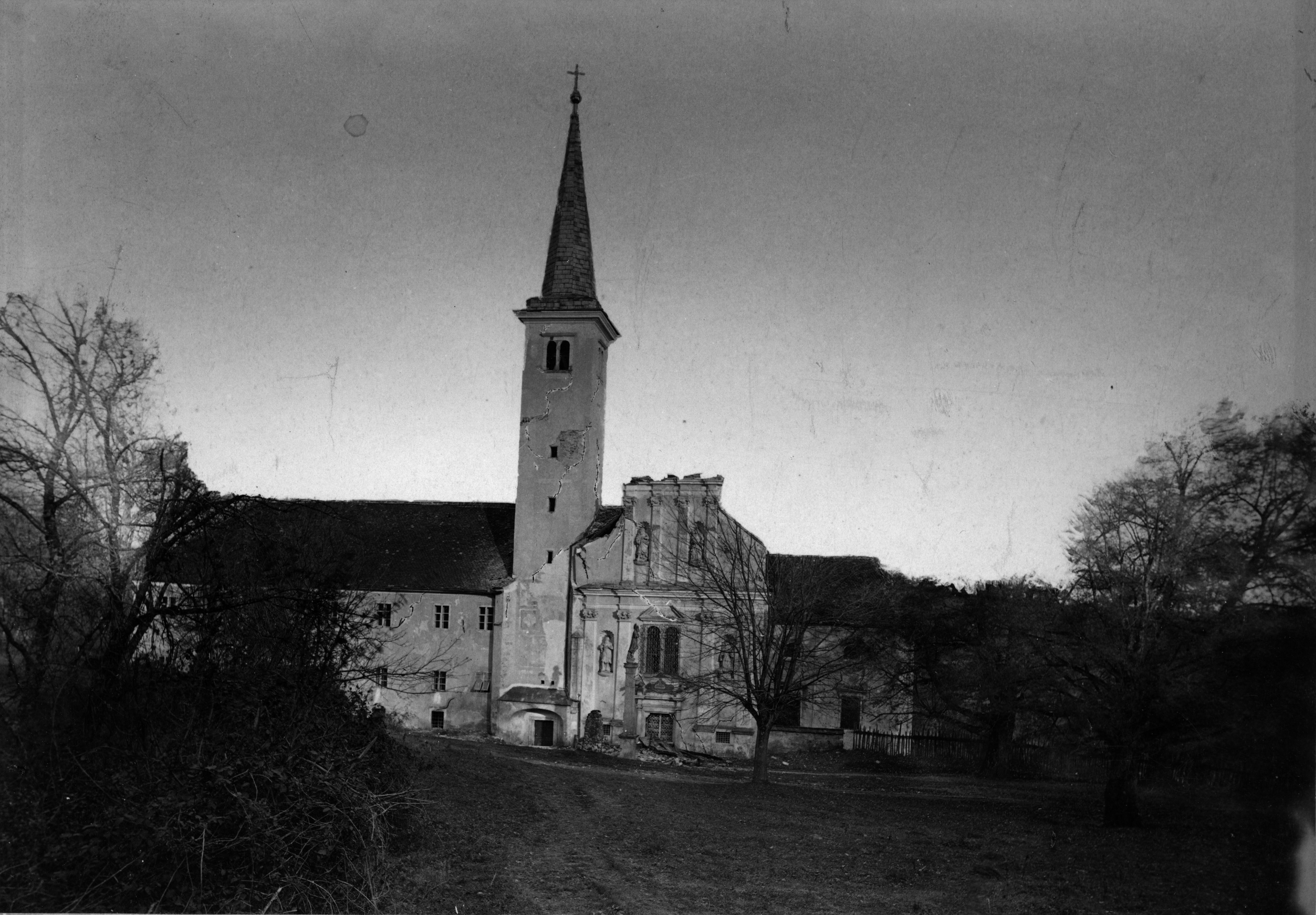 Ivan Standl, Remete, župna crkva Uznesenja Blažene Djevice Marije sa samostanom, vanjština: glavno ulazno pročelje, nakon potresa