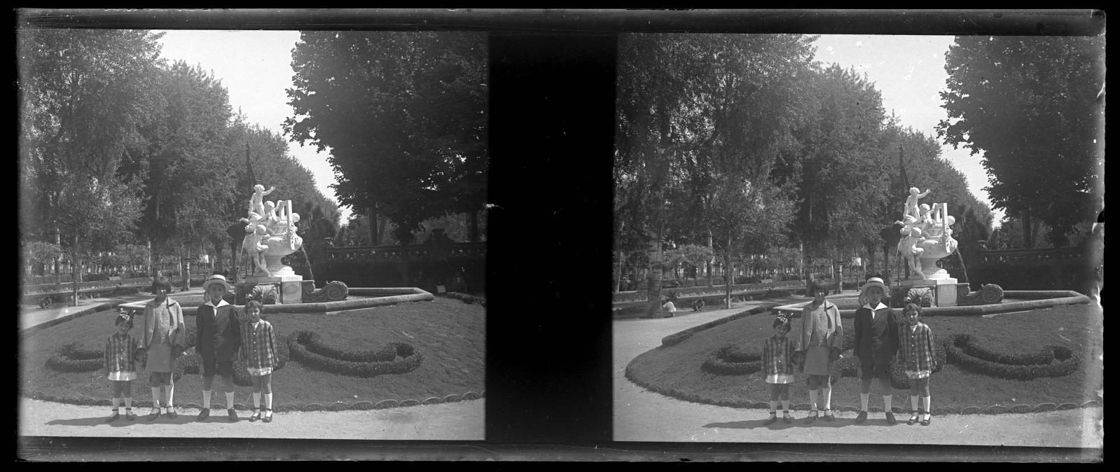 Desconegut, [Portrait of some children in the Citadel Park]