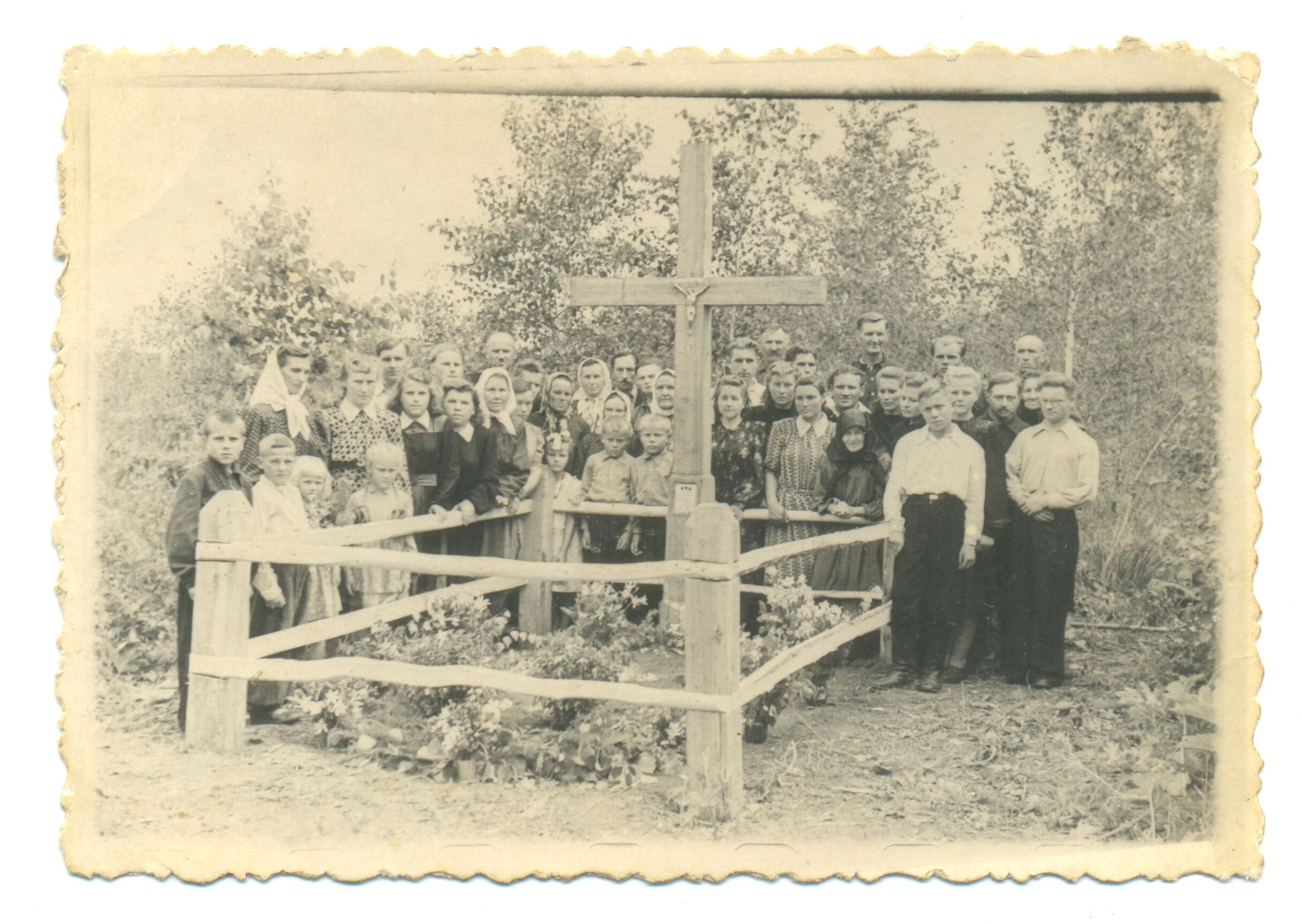 Nežinomas fotografas, Lietuviai prie Tulevičiaus kapo, mirimo metinių proga. Nižneudinskas, Irkutsko sritis, Rusija.