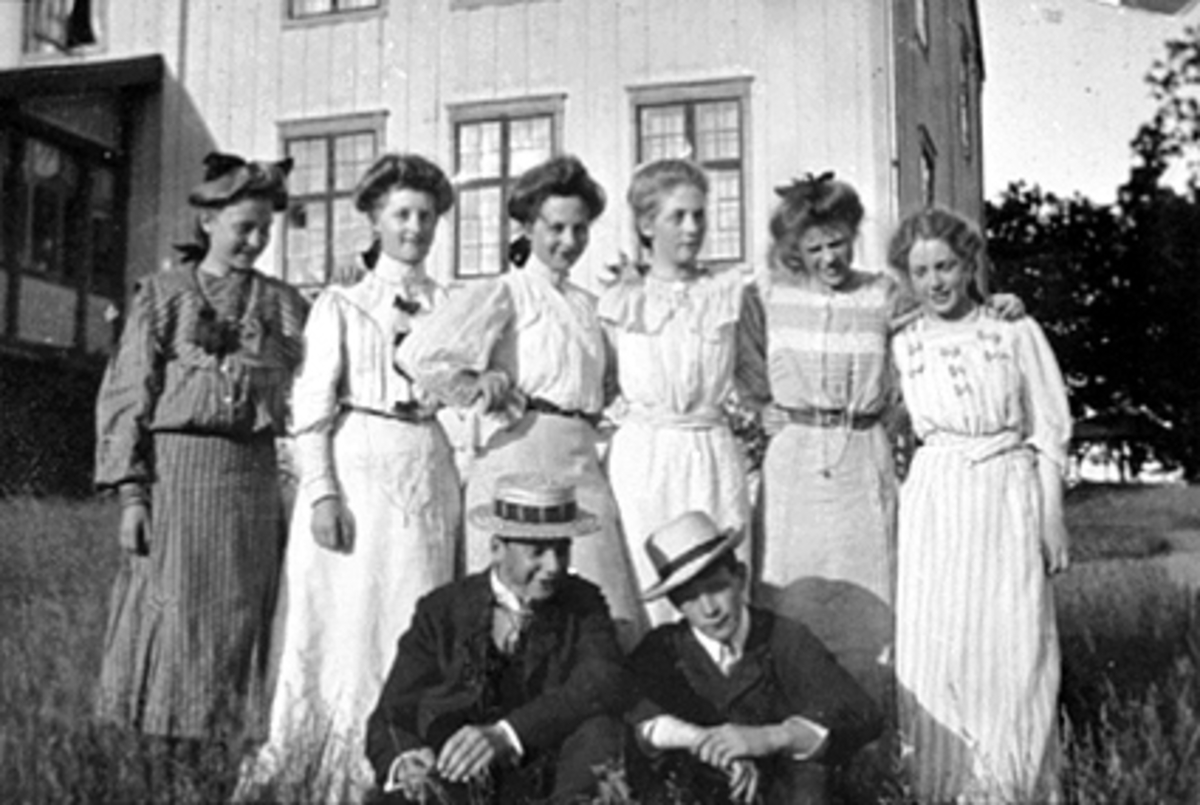 Anno Domkirkeodden, GRUPPE 8 UNGDOMMER, 6 DAMER OG 2 UNGE MENN