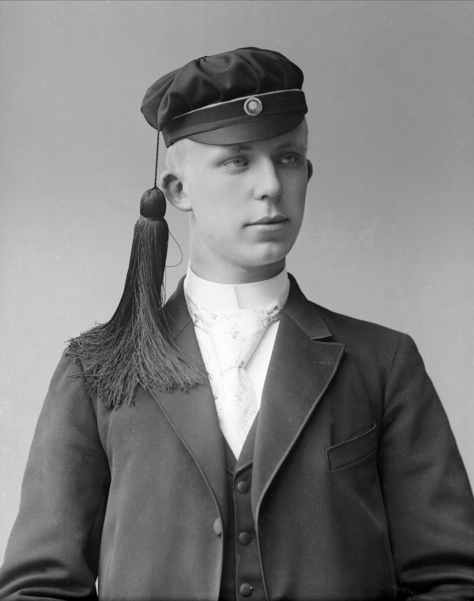 Gustav Borgen, Portrett, mann med studentlue. Student Hugo Lund.