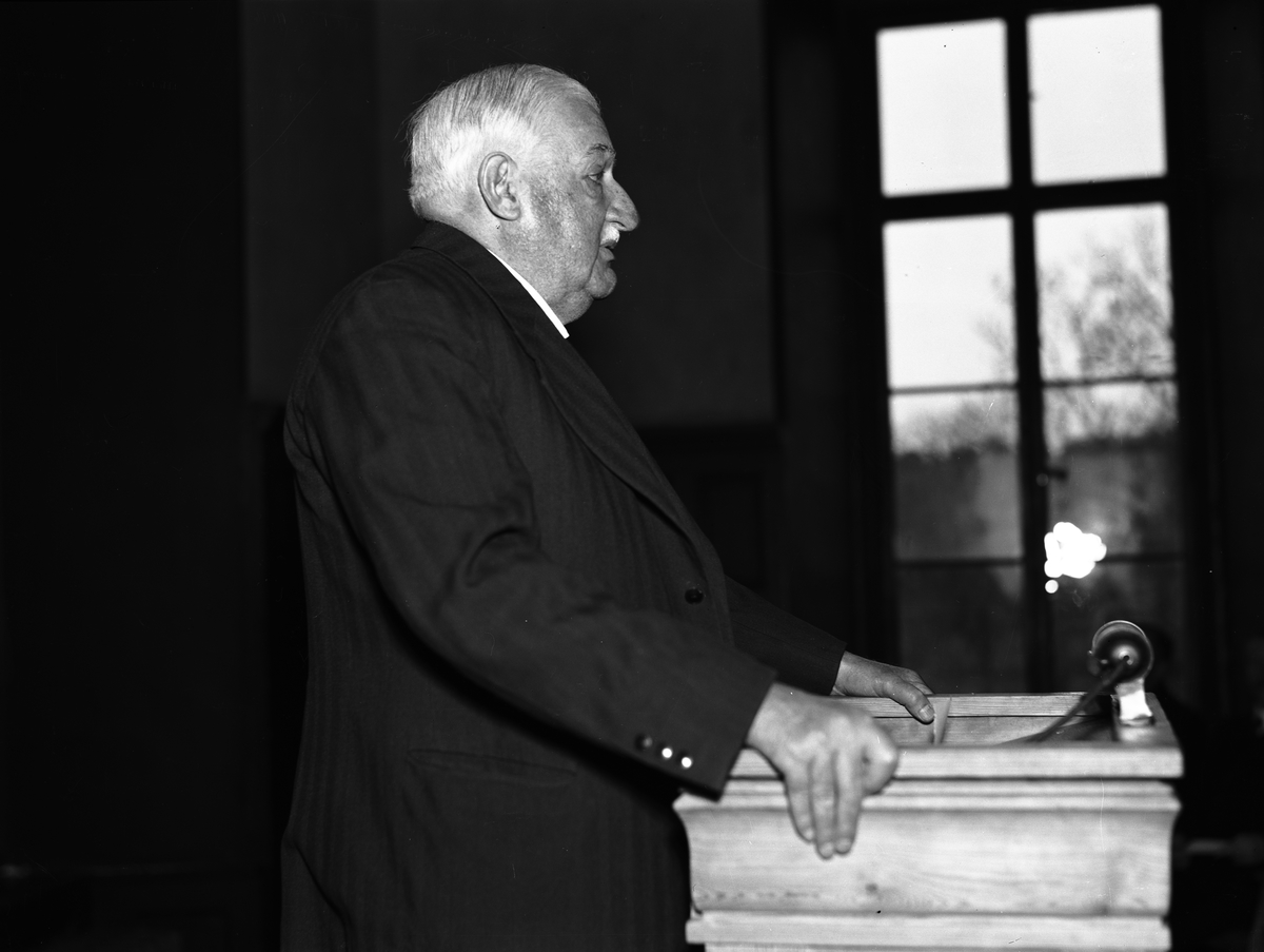 Paul Sandberg, "Elevhemsinvigning på Wiks folkhögskola", Balingsta socken, Uppland 1943 - redaktör Axel Johansson i talarstolen
