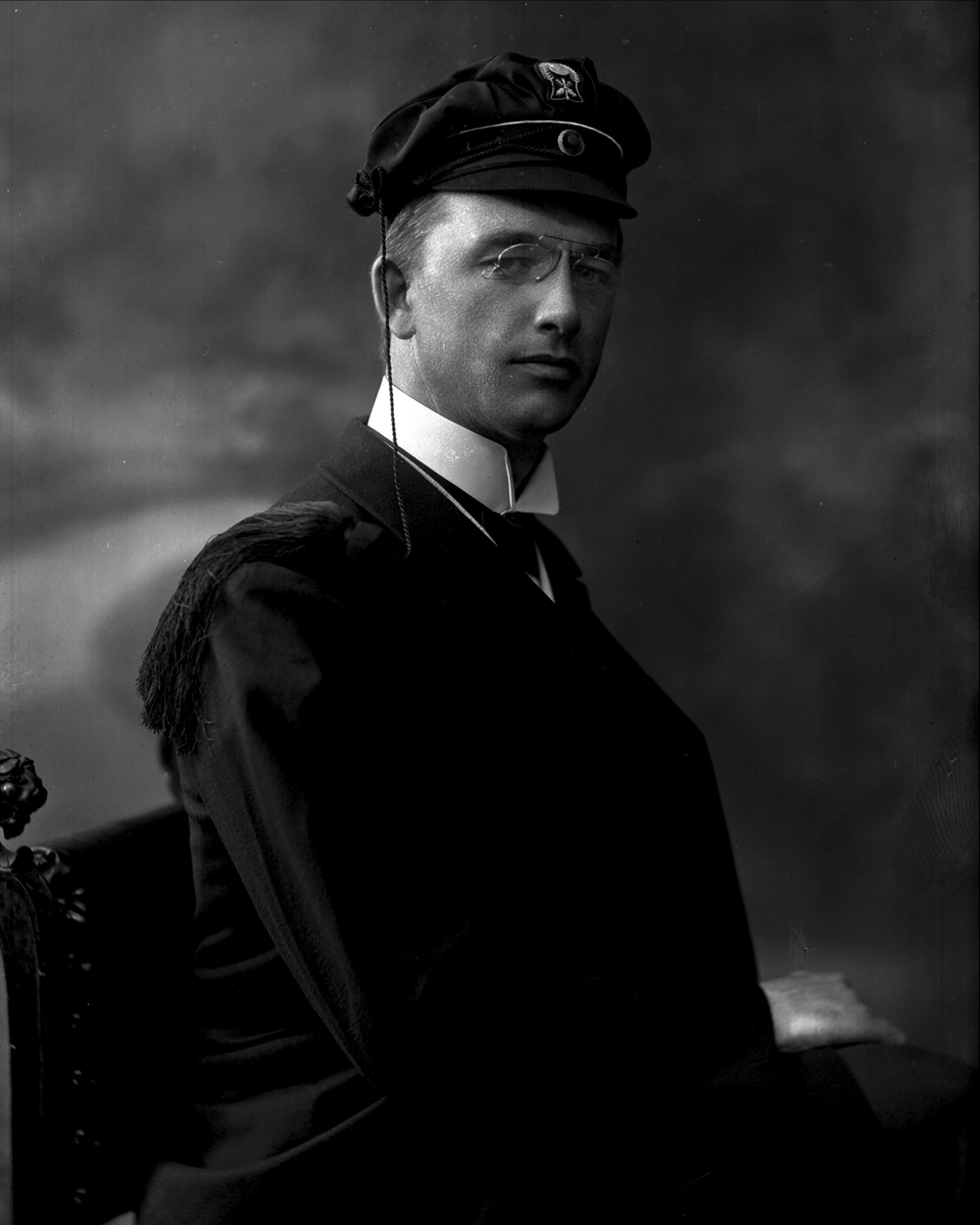 Gustav Borgen, Portrett, mann med studentlue. Olav Moen.