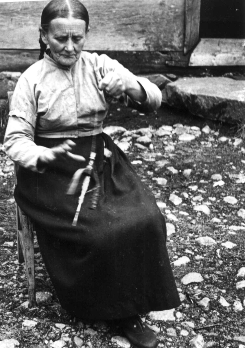 Anna Grostøl, Vinje, Rauland, Telemark 1939. Gro Vå spinner på håndtein.