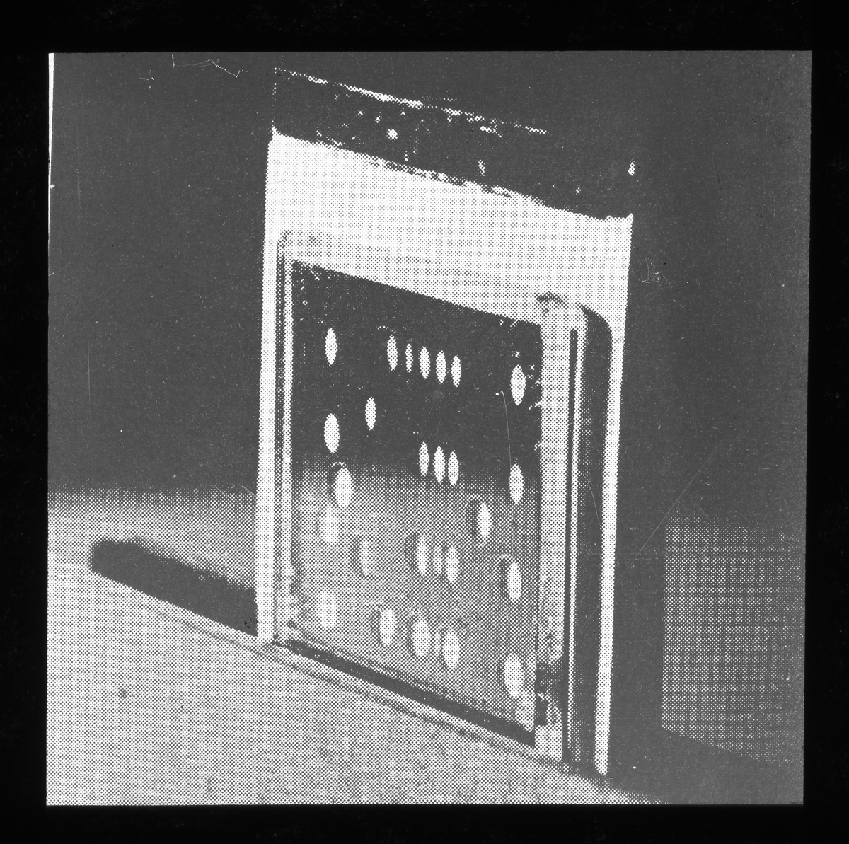 Unknown artist, Skioptikonbild från Institutionen för fotografi vid Kungliga Tekniska Högskolan. Använd av professor Helmer Bäckström som föreläsningsmaterial. Bäckström var Sveriges första professor i fotografi vid Kungliga Tekniska Högskolan i Stockholm 1948-1958. Polaris-foto i infrarött.