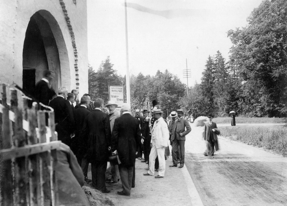 Narve Skarpmoen, Den Kulturhistoriske utstilling 1901. Kong Oscar II kommer til åpningen.
