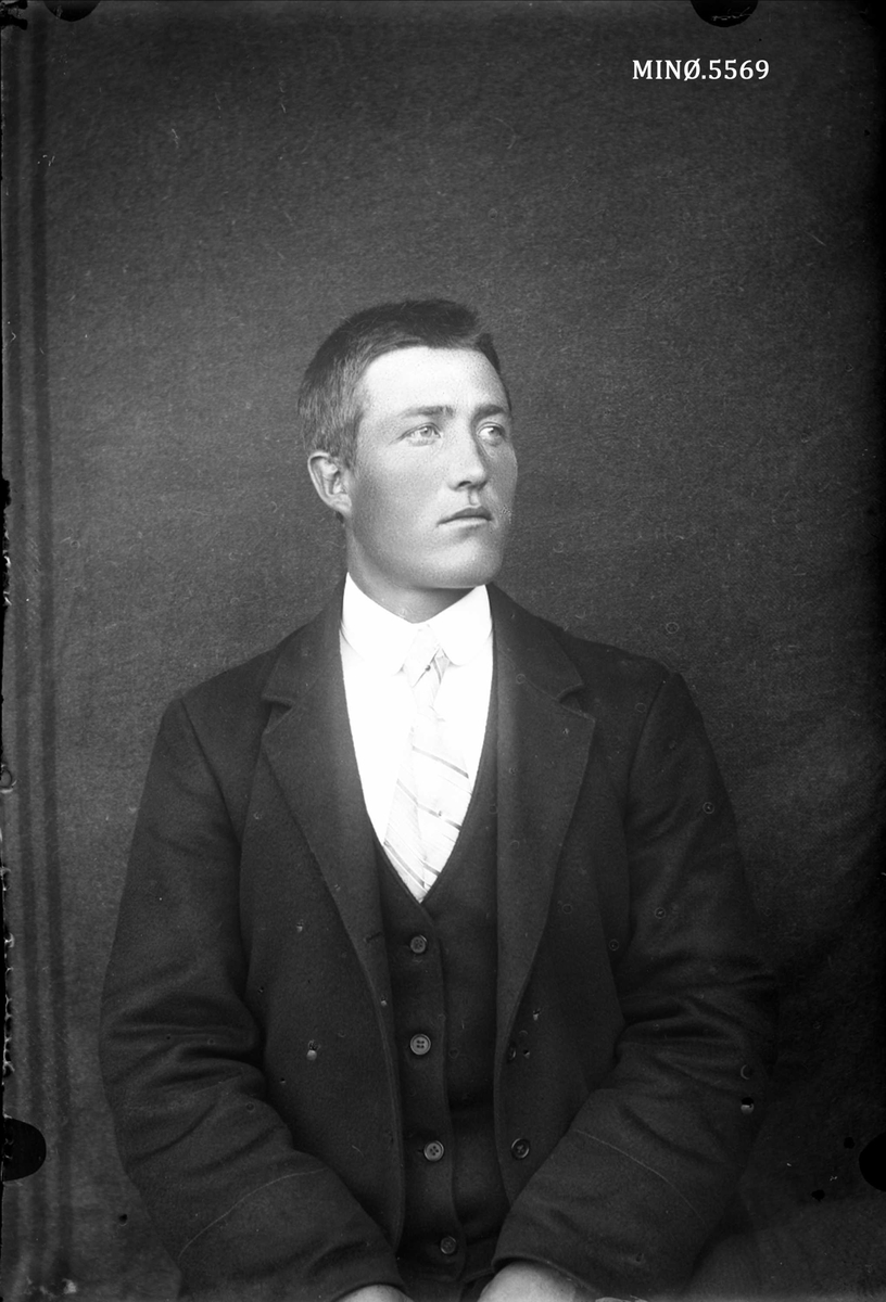 Oscar Holte, Portrett, person, klær,