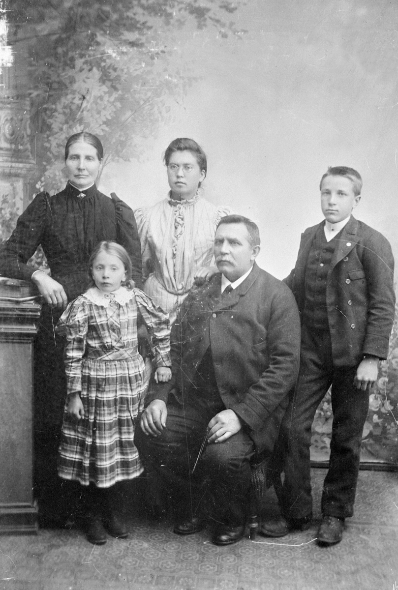 Anno Domkirkeodden, GR: 5, FAMILIE, BYGDESPILLEMANN OLUF NØDSEL M/FAMILIE, FORAN V: EMILIE, BAK V:INGER, KRISTINE, ARNT, LØTEN. Se Lautin 1981 side 60.