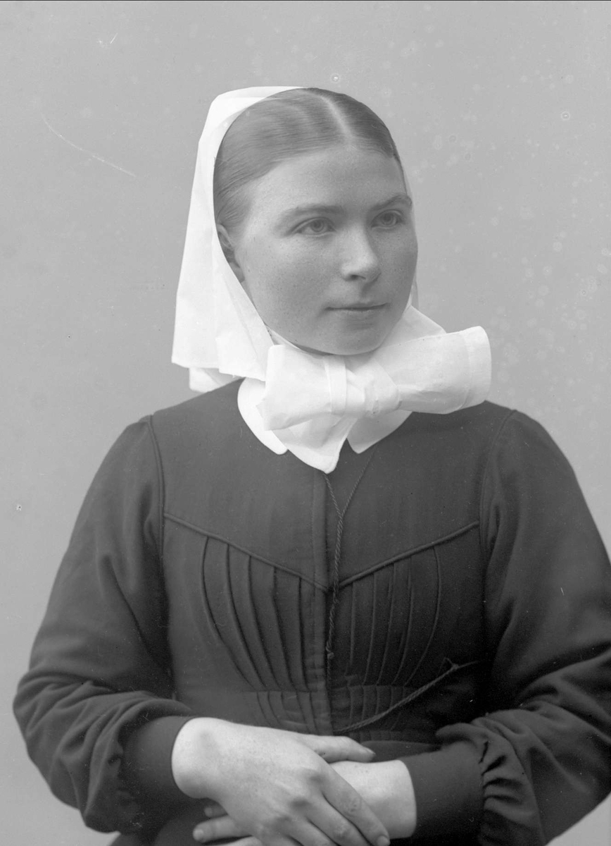 Gustav Borgen, Portrett, kvinne i diakonisseuniform. Emilie Rømuld.
