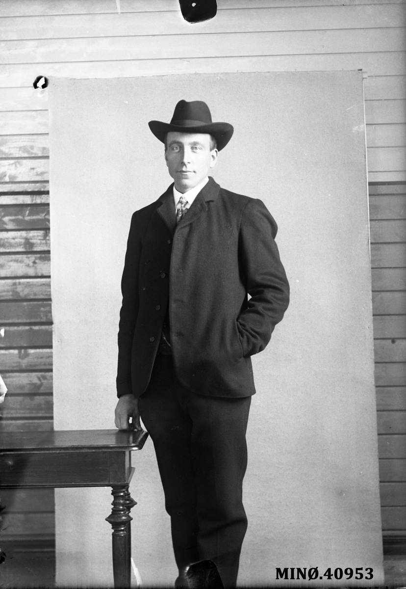 Oscar Holte, Portrett av mann med flott hatt - Paul Jørgensen