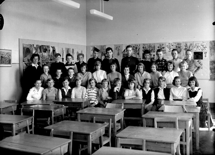 Sven Lindskog, Olaus Petriskolan, klassrumsinteriör, 33 skolbarn med lärarinna fru Monica Tillhed. Klass 6Aa, sal 13.