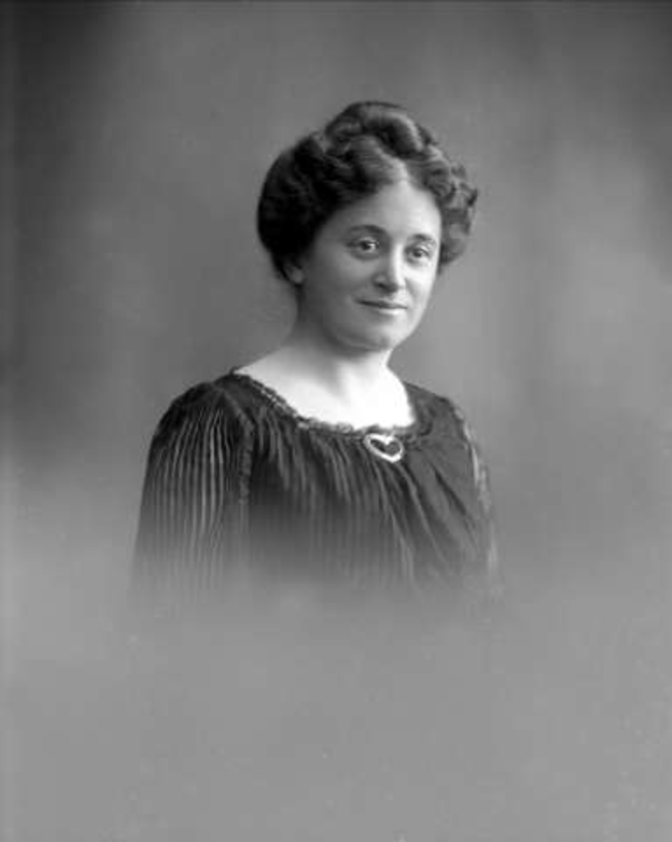 Gustav Borgen, Portrett, kvinne i mørk, stripete kjole. Frøken Elisabeth Moe.