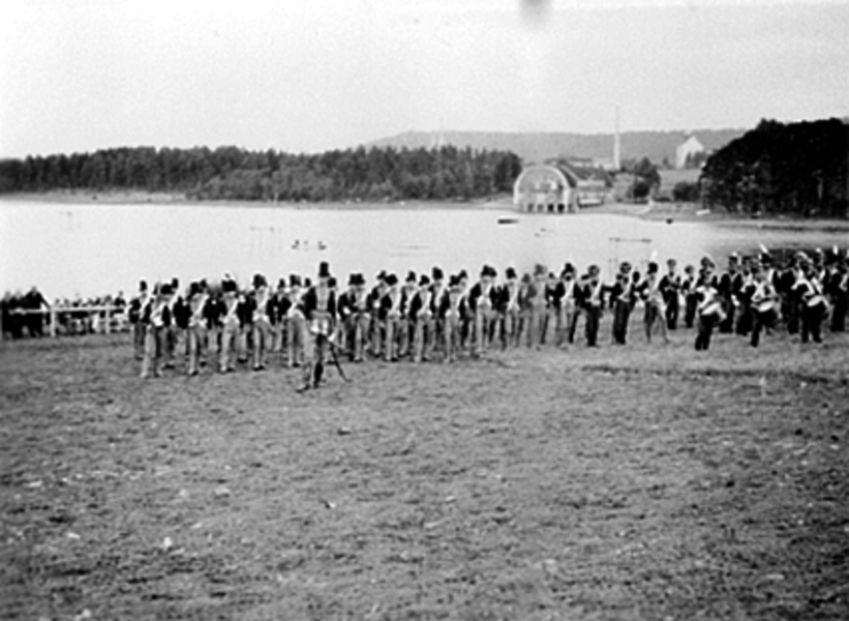 Anno Domkirkeodden, MILITÆROPPVISNING PÅ HEDMARKSMUSEET OG DOMKIRKEODDEN, SOLDATER I GAMLE UNIFORMER MED ROSENLUNDSVIKA OG NORDVIKEN BRUK I BAKGRUNNEN