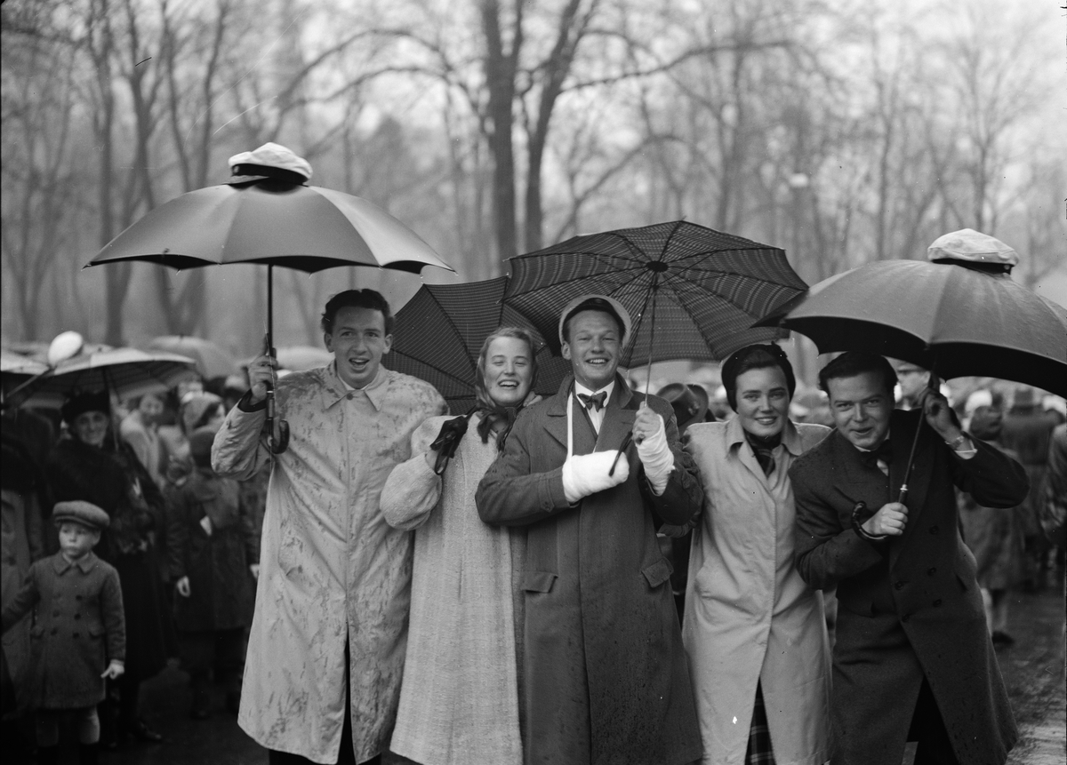 Paul Sandberg, Mösspåtagning en regnig "sista april", Slottsbacken, Uppsala 1946
