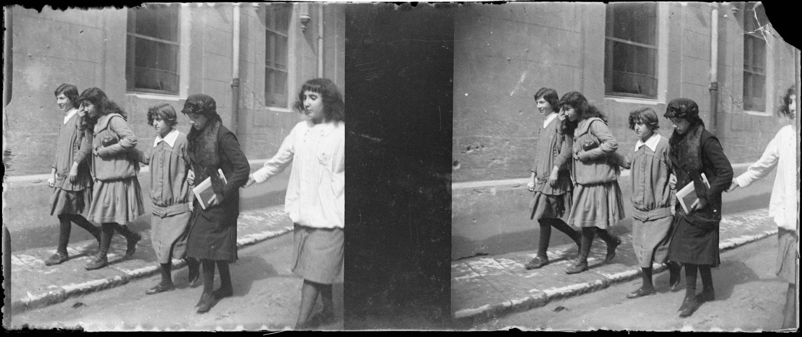 Desconegut, [Passeig per un carrer de Girona]