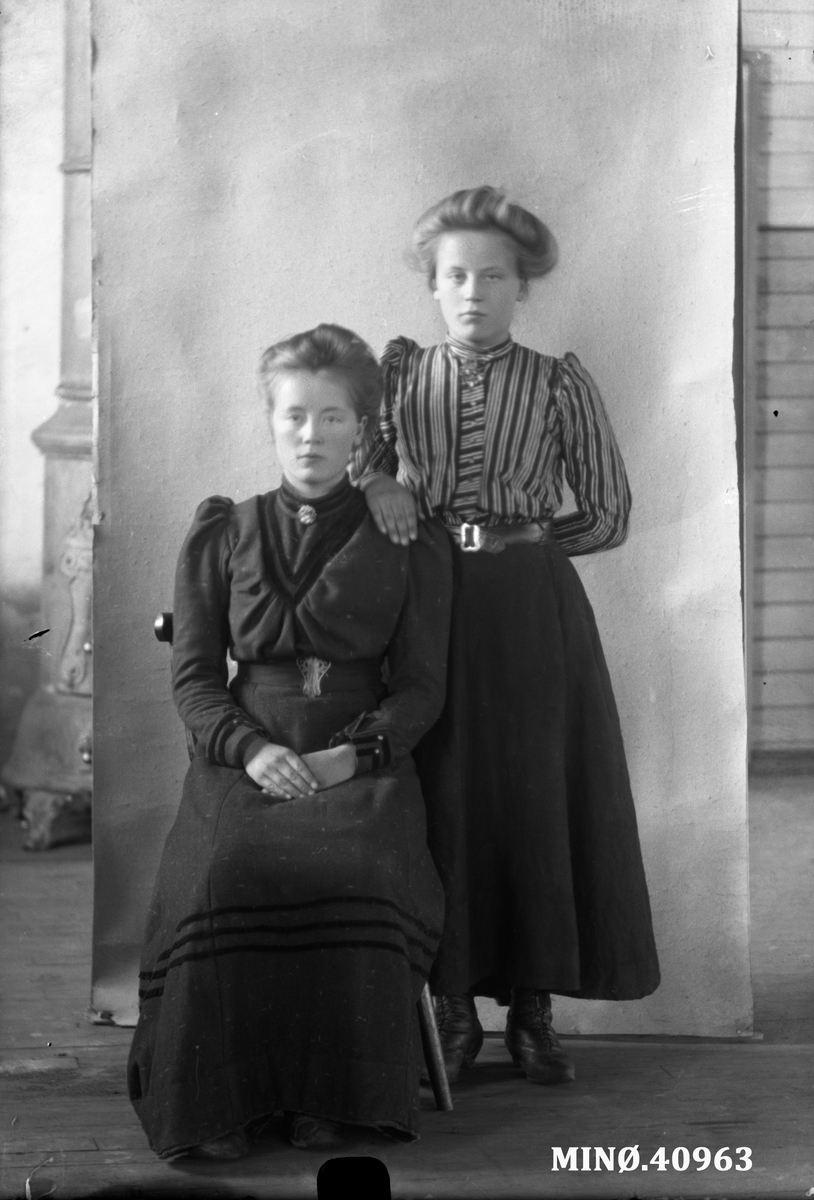 Oscar Holte, Portrett av to kvinner - Toline Stigerhaug (født 6.7.1892) til venstre