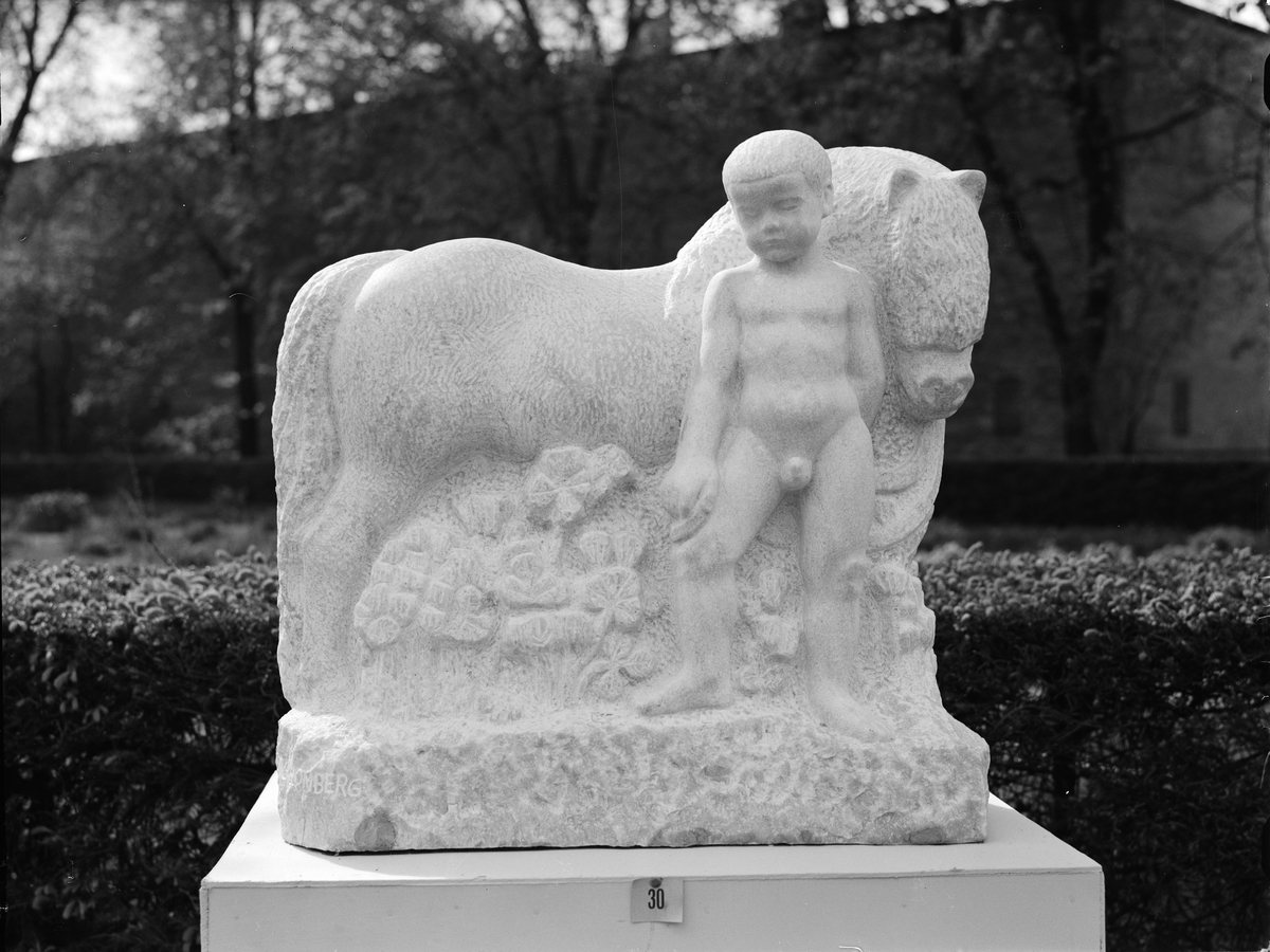 Paul Sandberg, "Skulpturen blommar i Linnés trädgård", Uppsala 1947
