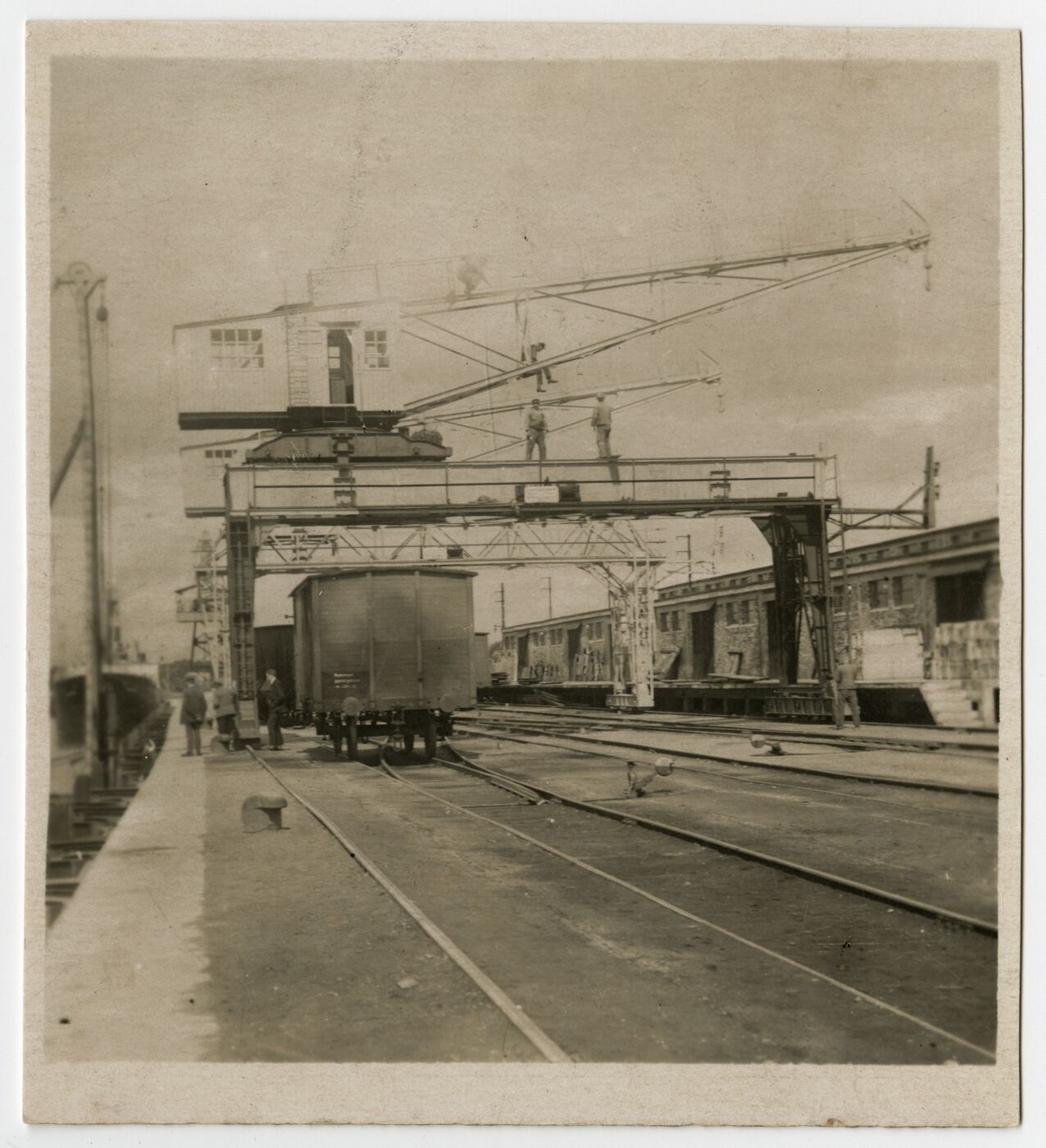 Nežinomas fotografas, Stereoskopinės fotografijos fragmentas. Klaipėda. Uosto keltuvai